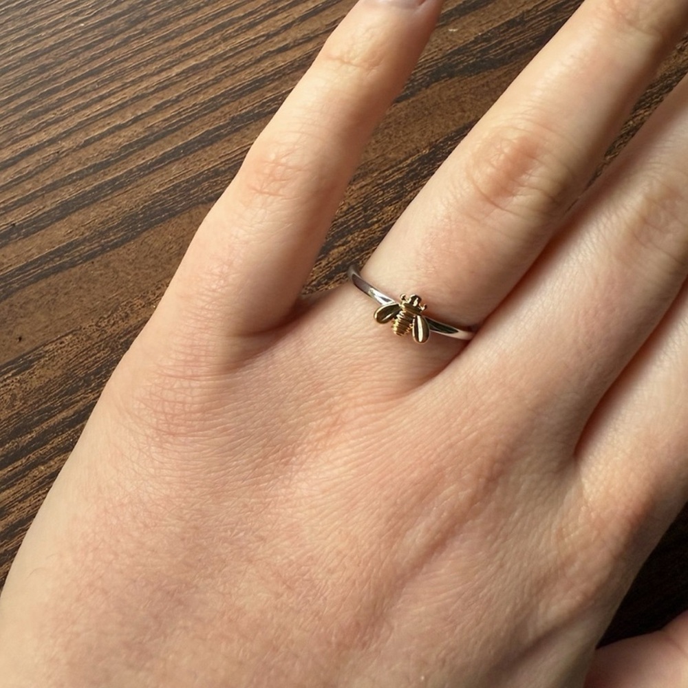 Elegant Silver and Gold Bee Ring - Picture 4 of 8